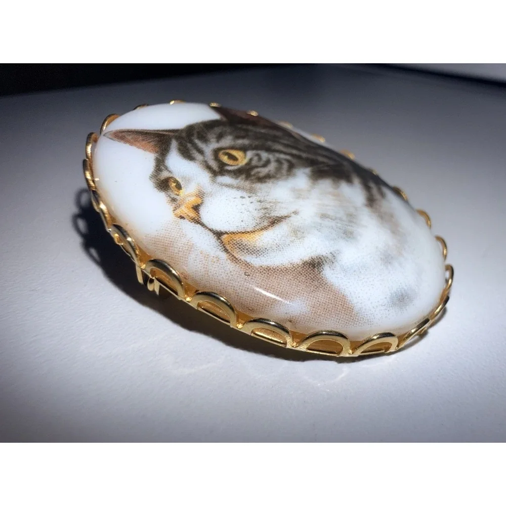 Vintage Porcelain 1960's Tabby Cat Brooch With Gold Tone Filigree Frame‎ 1.5